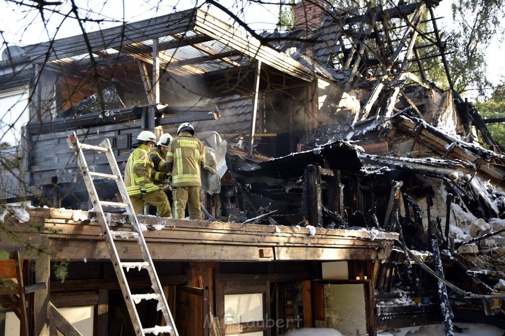 Grossfeuer Einfamilienhaus Siegburg Muehlengrabenstr P1190.JPG - Miklos Laubert